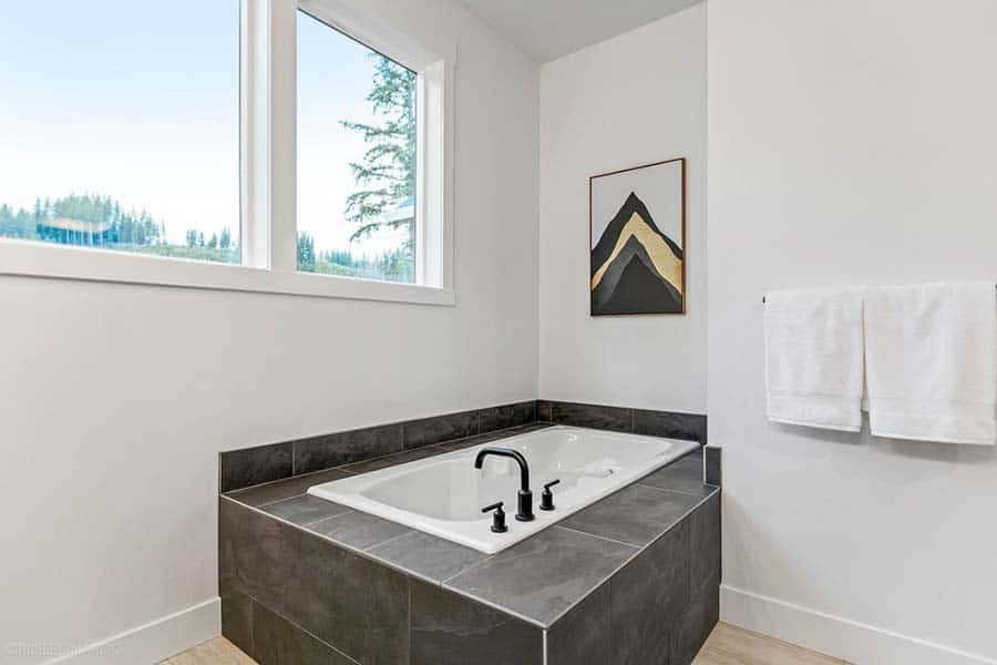 The Hart Custom Home Bathrub