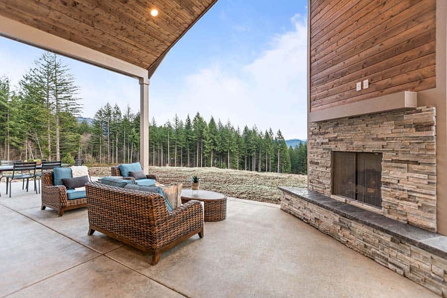 The Hart Custom Home Back Exterior Deck